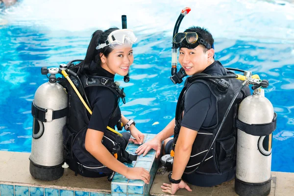 Teacher and student in a diving school — Stock Photo, Image