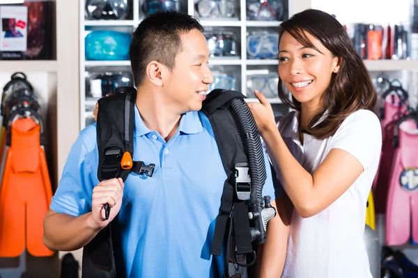 Customer buying equipment in divers shop — Stock Photo, Image