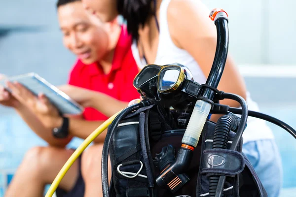 Dive master and student in diving school — Stock Photo, Image