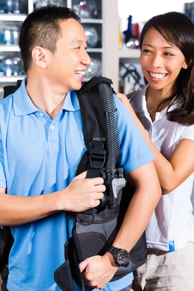 Cliente compra de equipamentos em loja de mergulhadores — Fotografia de Stock