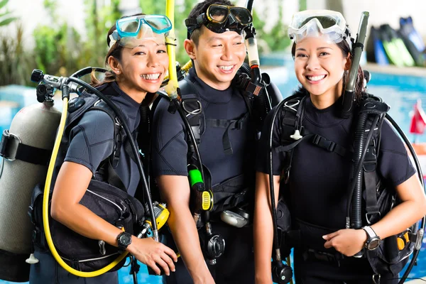 Personas en la escuela de buceo, estudiantes y maestros —  Fotos de Stock