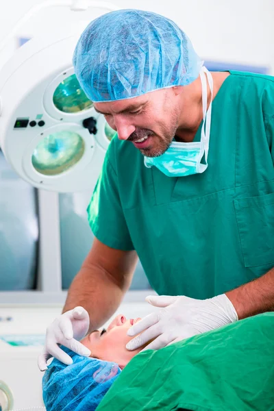 Doctor in de operatie in de operatiekamer — Stockfoto