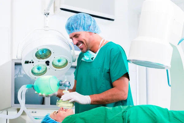 Arts chirurg met patiënt in de operatiekamer — Stockfoto