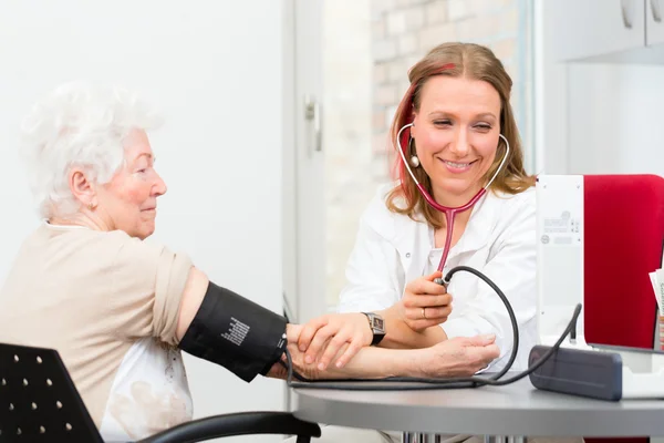 医生测量老年病人的血压 — 图库照片