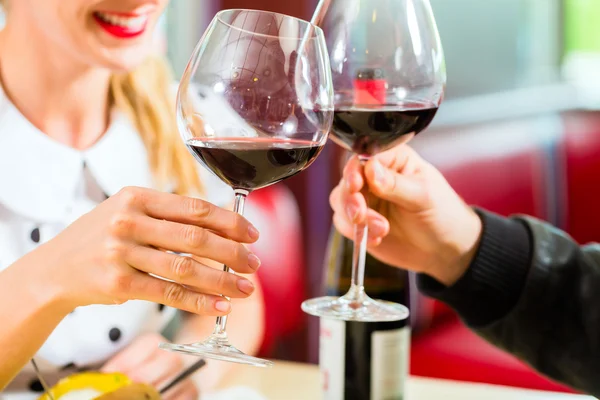 Pareja comiendo y bebiendo en el restaurante de comida rápida Fotos De Stock Sin Royalties Gratis