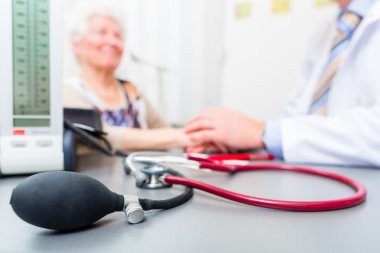 Doktorlar ofis masasında stetoskop
