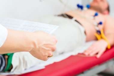 Doktor kontrolliert Arztpraxis hastanın Ekg