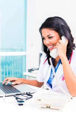 Office yönetim çalışmalarında Asyalı doktor