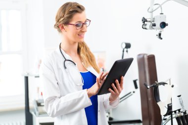 Doktor kliniğinde dijital dosya tablet bilgisayarda okuma