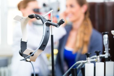 Klinikteki doktor tarafından muayene edilen hasta.