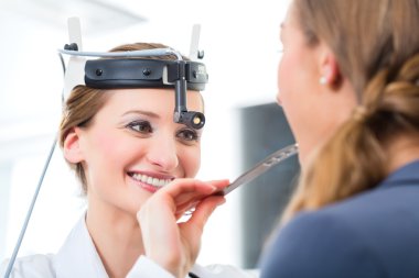 Klinikteki doktor tarafından muayene edilen hasta.
