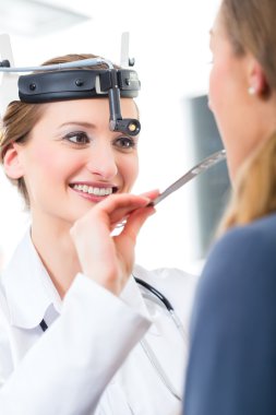 Klinikteki doktor tarafından muayene edilen hasta.
