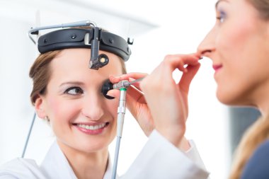 Klinikteki doktor tarafından muayene edilen hasta.