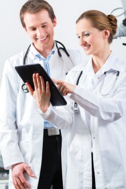 Tablet bilgisayar ile klinikte hekimlerin