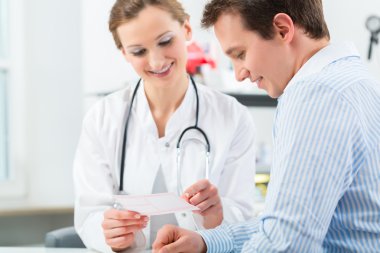 Doktor ile hasta klinik danışmanlık içinde 