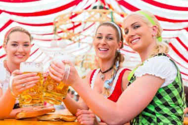 Arkadaşlar Ekim Festivali'nde Bavyera bira içmek