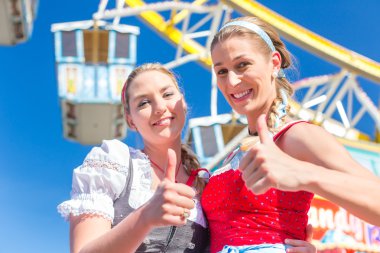 Arkadaşlar birlikte ulusal kostüm Bavyera Fuarı