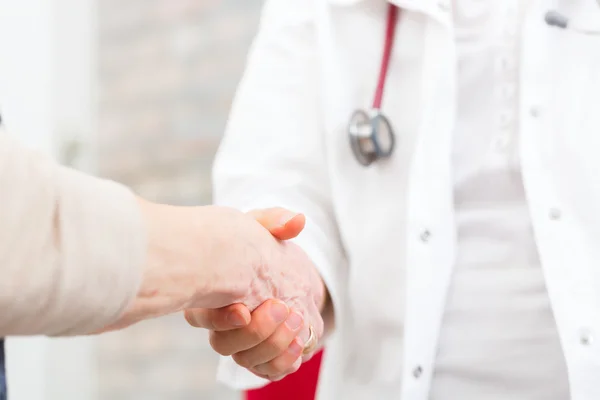 Medico consolante pratica paziente anziano — Foto Stock