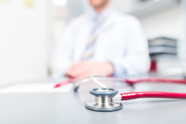 Stethoscope on doctors office desk — Stock Photo, Image