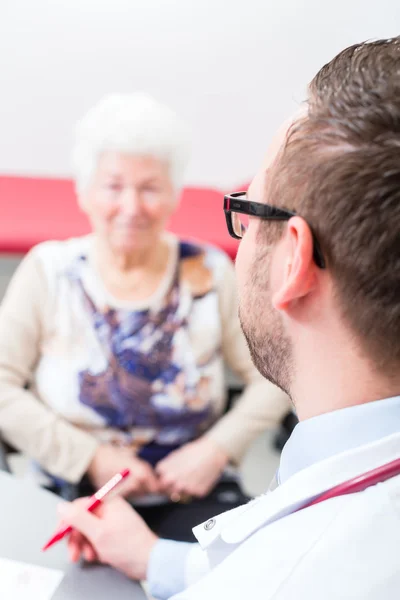 Arzt sieht Seniorin in der Praxis — Stockfoto