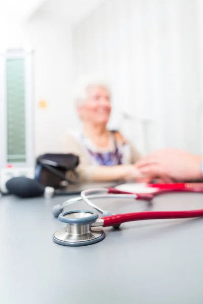 Estetoscópio na mesa de escritório dos médicos — Fotografia de Stock