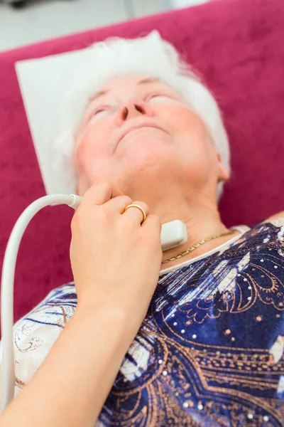 Arzt untersucht Seniorin mit Ultraschall — Stockfoto