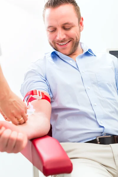 Médecin prélevant un échantillon de sang — Photo