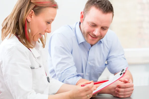 Médico viendo paciente en la práctica — Foto de Stock