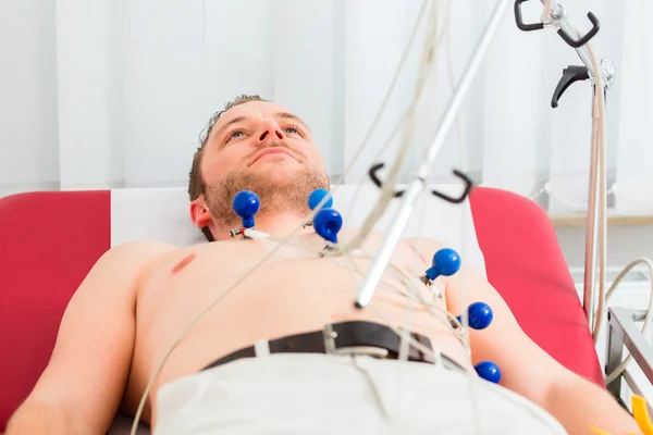 Patiënt met Ecg in chirurgie — Stockfoto