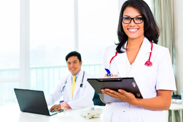 Aziatische arts en verpleegkundige chirurgie of op kantoor — Stockfoto