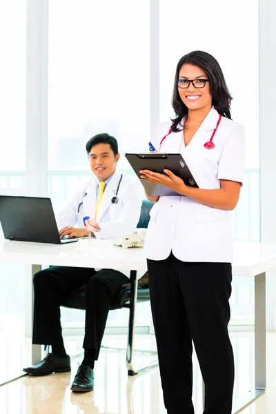 Asiatische Ärztin und Krankenschwester in der Praxis oder im Büro — Stockfoto