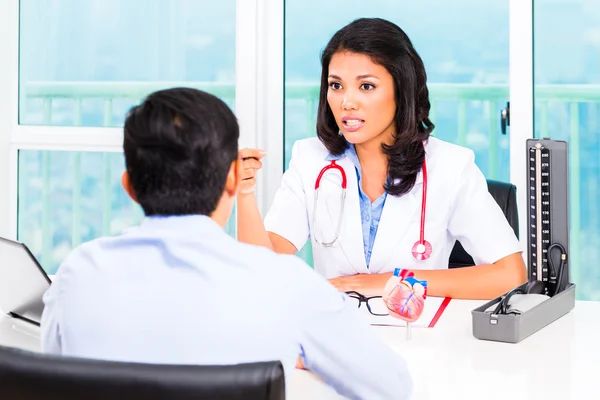 Asiatico paziente consultazione medico ufficio — Foto Stock