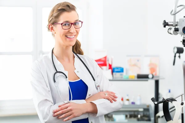 Retrato de una joven doctora en clínica — Foto de Stock