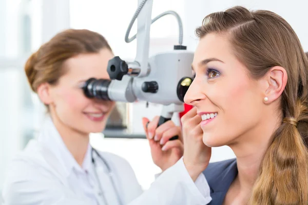 Patient bei Untersuchung durch Arzt in Klinik — Stockfoto