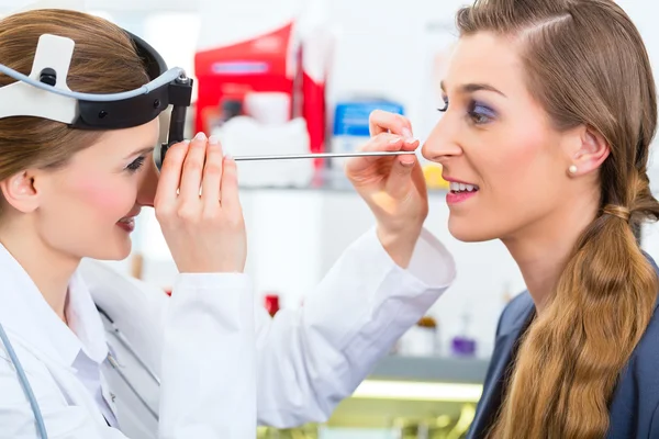 Paciente en un examen médico en la clínica — Foto de Stock