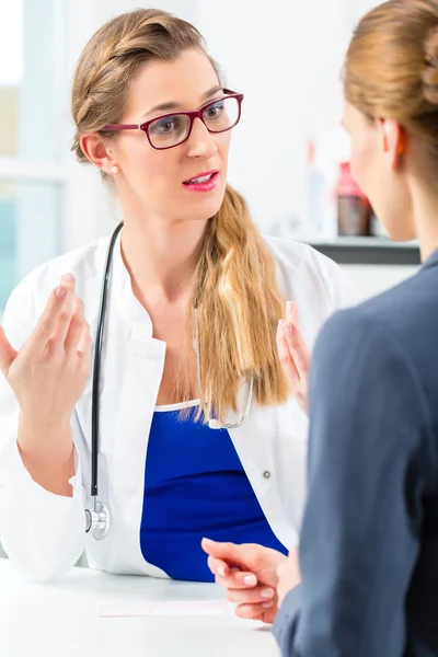 Arzt mit Patient in der Sprechstunde — Stockfoto