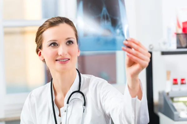 Компетентный врач анализирует рентгеновское изображение — стоковое фото