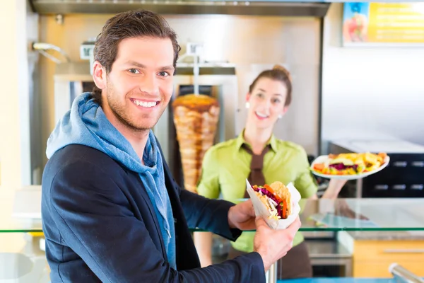 Kebab - customer and hot Doner with fresh ingredients — Stock Photo, Image
