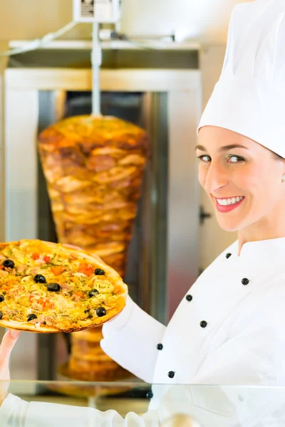 ケバブ - ホット、新鮮なトルコ風ピザ — ストック写真
