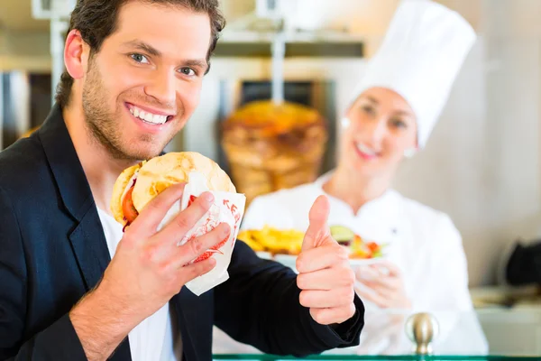 Kebab - customer and hot Doner with fresh ingredients — Stock Photo, Image