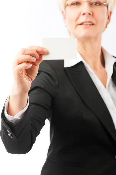 Volwassen vrouw toont haar visitekaartje — Stockfoto