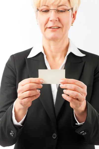 Volwassen vrouw toont haar visitekaartje — Stockfoto