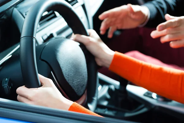 Young woman at driving lesson — Stock Photo, Image