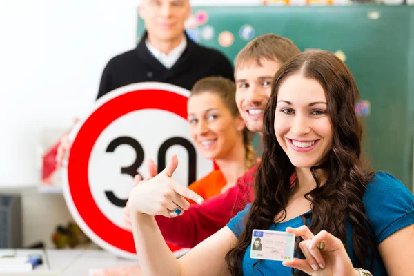 Rij-instructeur met zijn klas — Stockfoto