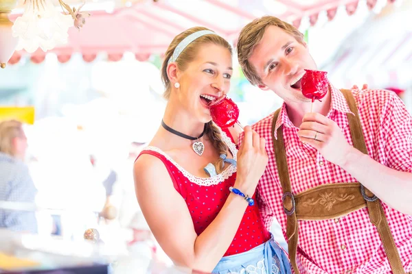 Ekim Festivali'nde şeker elma yeme Çift — Stok fotoğraf