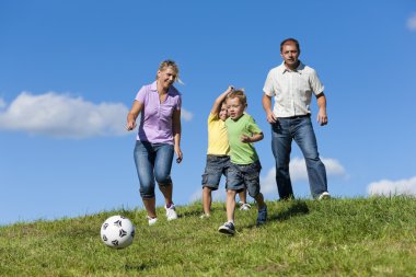 Aile futbol oynuyor
