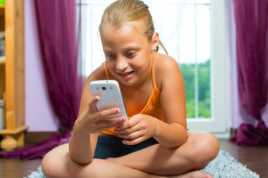Aile - çocuk hücre veya smartphone ile