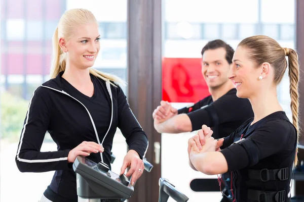 Coach giving ems training to couple — Stock Photo, Image