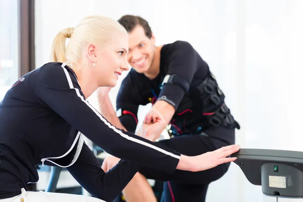 Coach giving ems training lessons — Stock Photo, Image