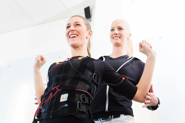 Homem tendo ems formação com personal trainer — Fotografia de Stock